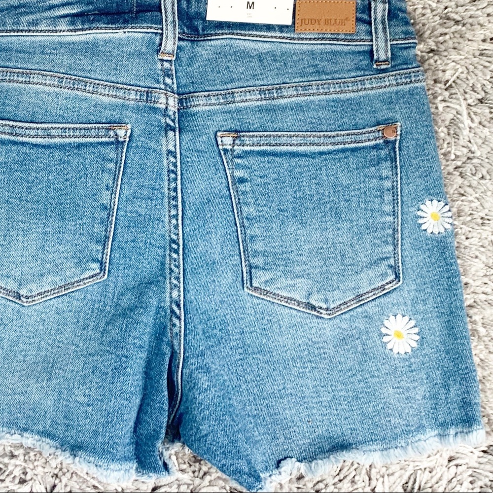 NWT Judy Blue Daisy Cutoff Shorts - Picture 4 of 7